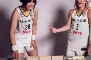 氛围真是不错😊李月汝和队友佩奇PK井字棋~