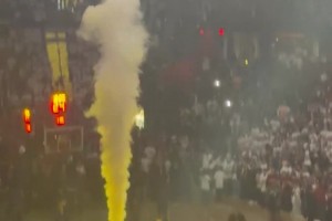 名宿来了！今天瓦莱乔也来到现场给骑士加油了！